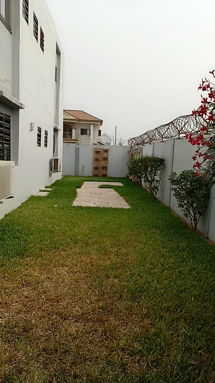 Location d'une Maison / Villa de 7 pièce(s) à 800.000 FCFA : Littoral-Cotonou (HOUEYIHO )